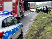 zdjęcie przestawia miejsce kolizji - oraz pojazdy służb