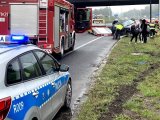 zdjęcie przestawia miejsce kolizji - oraz pojazdy służb