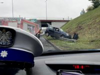 zdjęcie przestawia miejsce kolizji - widok ze środka policyjnego radiowozu, przed szybą leży czapka policjanta