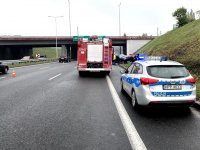 zdjęcie przestawia miejsce kolizji i stojące pojazdy służb