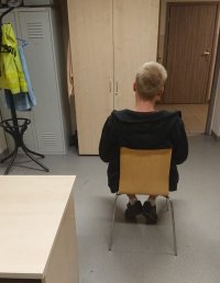 widok osoby siedzącej na krześle odwróconej tyłem