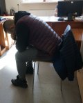 Widok podejrzanego zasłaniającego twarz.