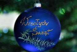 niebieska bombka z napisem wesołych świąt