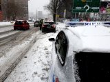 zima, śnieg policjant po kontroli samochodu