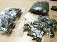 zdjęcie kolorowe - woreczki z suszem marihuany leżące na stoliku