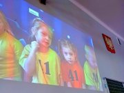 wyświetlany na ścianie film z przedszkolakami