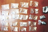 przejęte narkotyki ułożone na stole