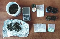 przejęte narkotyki ułożone na stole