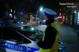 policjant drogówki stoi przy radiowozie