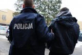 zdjęcie poglądowe - policjant prowadzi zatrzymanego
