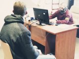 policjant i zatrzymany w trakcie przesłuchania