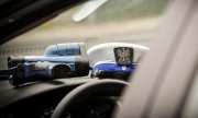 zdjęcie poglądowe - wnętrze radiowozu i leżące czapki policjantów drogówki