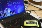 laptop, napis policja