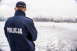 policjant przy zamarzniętym stawie