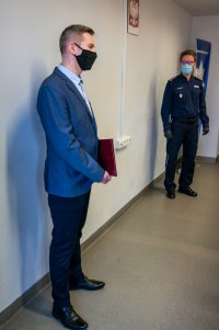 zdjęcia z uroczystości zmiany komendanta komisariatu - komendant Luszawski i odchodzący na emeryturę aspirant sztabowy Kozłowski