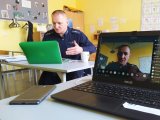 policjant w klasie przed komputerem - zdjęcie poglądowe z archiwum