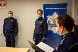 troje policjantów w mundurach w pomieszczeniu sali odpraw