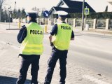 policjanci drogówki w trakcie działań przy przejściu dla pieszych