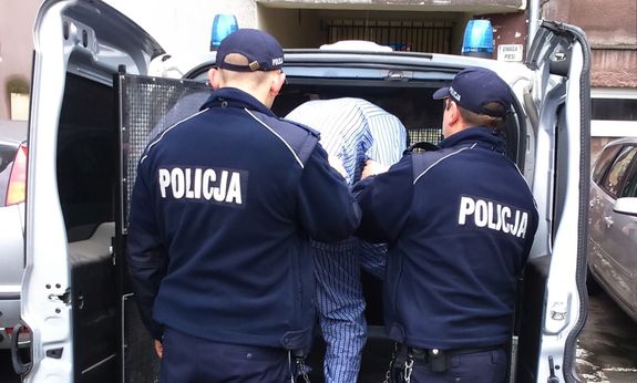 zdjęcie poglądowe - policjanci i zatrzymany przy radiowozie