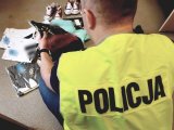 policjant pokazuje podrobione towary