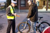 policjant i rowerzysta