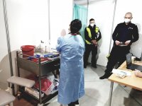 zdjęcie przedstawia dwóch policjantów i pielęgniarkę w gabinecie przed szczepieniem