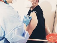 zdjęcie przedstawia moment szczepienia policjanta