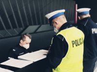 zdjęcie przedstawia moment rejestracji policjantów
