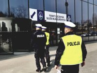 zdjęcie przedstawia policjantów wchodzących do punktu szczepień