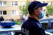 policjant z maseczką ochronną na twarzy