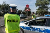 zdjęcie poglądowe przedstawiające przejazd i policjanta