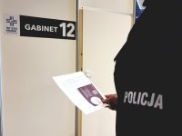 policjant przed wejściem do gabinetu