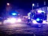 zdjęcie z miejsca akcji - budynek, pojazdy służb