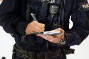 policjant z notatnikiem w ręku