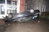 zdjęcie z miejsca zdarzenia - przewrócone na dach bmw
