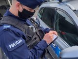 policjant przy radiowozie