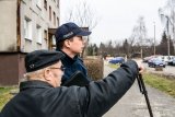 policjant z mężczyzną pokazującym coś ręką - zdjęcie archiwalne