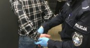 zdjęcie poglądowe - policjant, kajdanki, mężczyzna