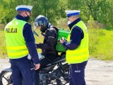 policjanci i motocyklista w trakcie kontroli