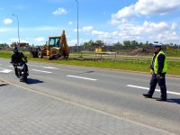 policjant zatrzymuje motocyklistę do kontroli
