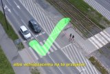 Widok ruchu ulicznego z przejściem dla pieszych.