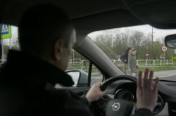 Widok kierującego ustępującego przejścia pieszym.