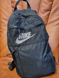 znaleziony plecak koloru czarnego z symbolem i napisem nike