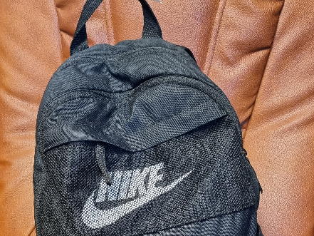 znaleziony plecak koloru czarnego z symbolem i napisem nike