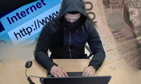 zdjęcie poglądowe, mężczyzna w kapturze przed komputerem