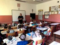 policjant w klasie z dziećmi podczas spotkania profilaktycznego