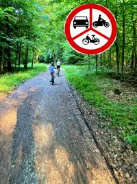 leśna ścieżka, dwie rowerzystki, znak zakaz wiazdu