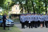 plac przed komisariatem, policjanci stoją w szeregach, wiceprezydent przy mównicy - foto : UM Ruda Śl.