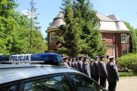 plac przed komisariatem, policjanci stoją w szeregach - foto : UM Ruda Śl.