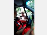 zdjęcie z klatki materiału wideo - mężczyzna grozi ratownikowi